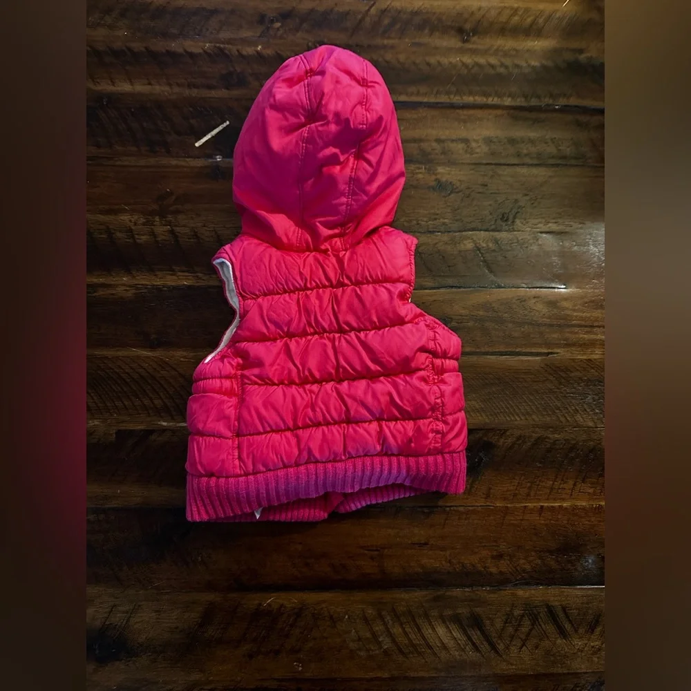 Old Navy Toddler Pink Puffer Vest Ruffle Hooded Size 12–18 Months. GUC